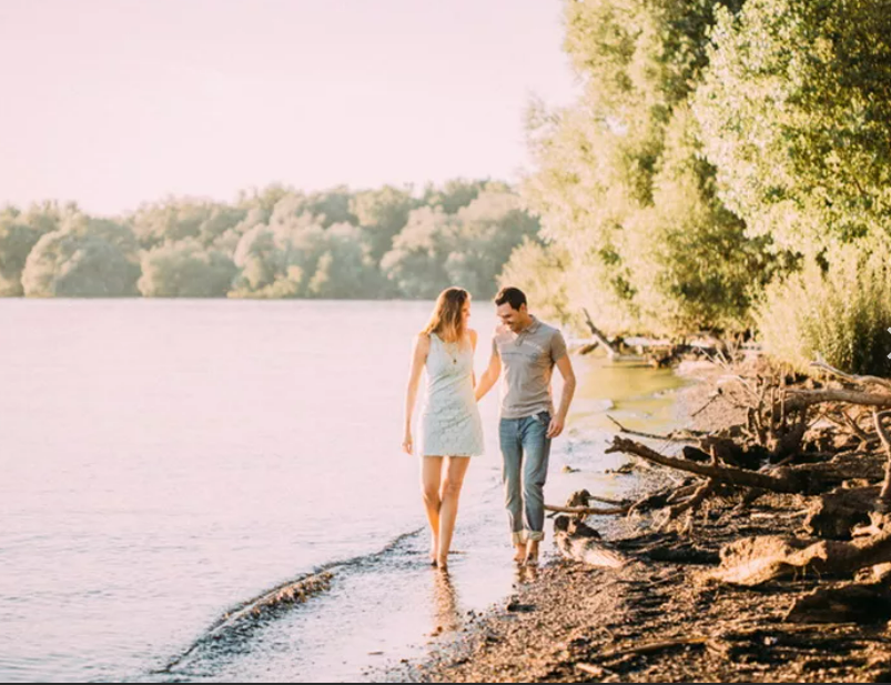 на берегах реки пары. влюбленные на озере. влюбленные в воде. Love story фотосессия. пара на озере.