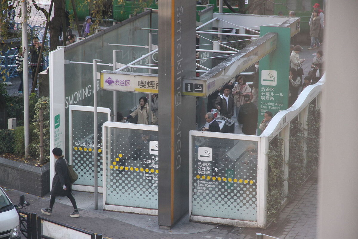 By Maya-Anaïs Yataghène from Paris, France - Japan - Tokyo (Shibuya), CC BY 2.0, https://commons.wikimedia.org/w/index.php?curid=45021203. Зона для курения, Япония. 2012 год