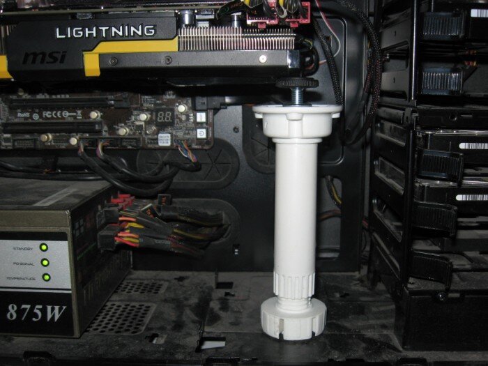 Некоторые умельцы конструируют подставку для видеокарты из подручных материалов