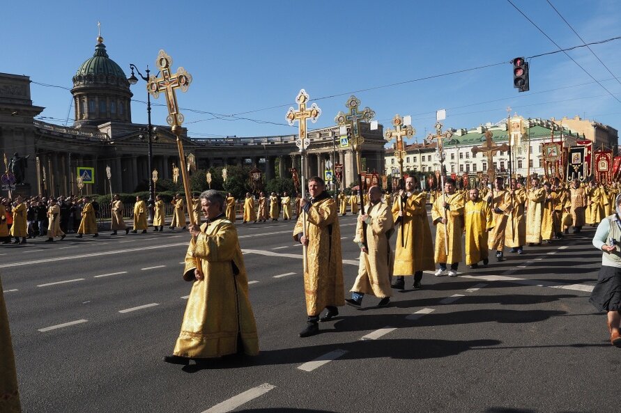 Крестный ход в питере. Крестный ход 12 сентября 2022. Крестный ход в Питере 2022. Крестный ход в Новосибирске 2023. Крестный ход вокруг собора.