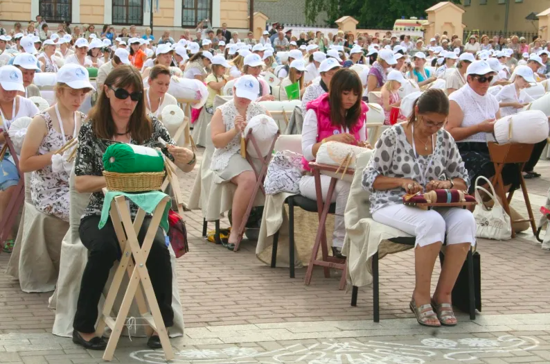 Фестиваль кружева в Вологде. Массовое кружевоплетение в Вологде. Вологодское кружево фестиваль. Кружевницы Вологды.