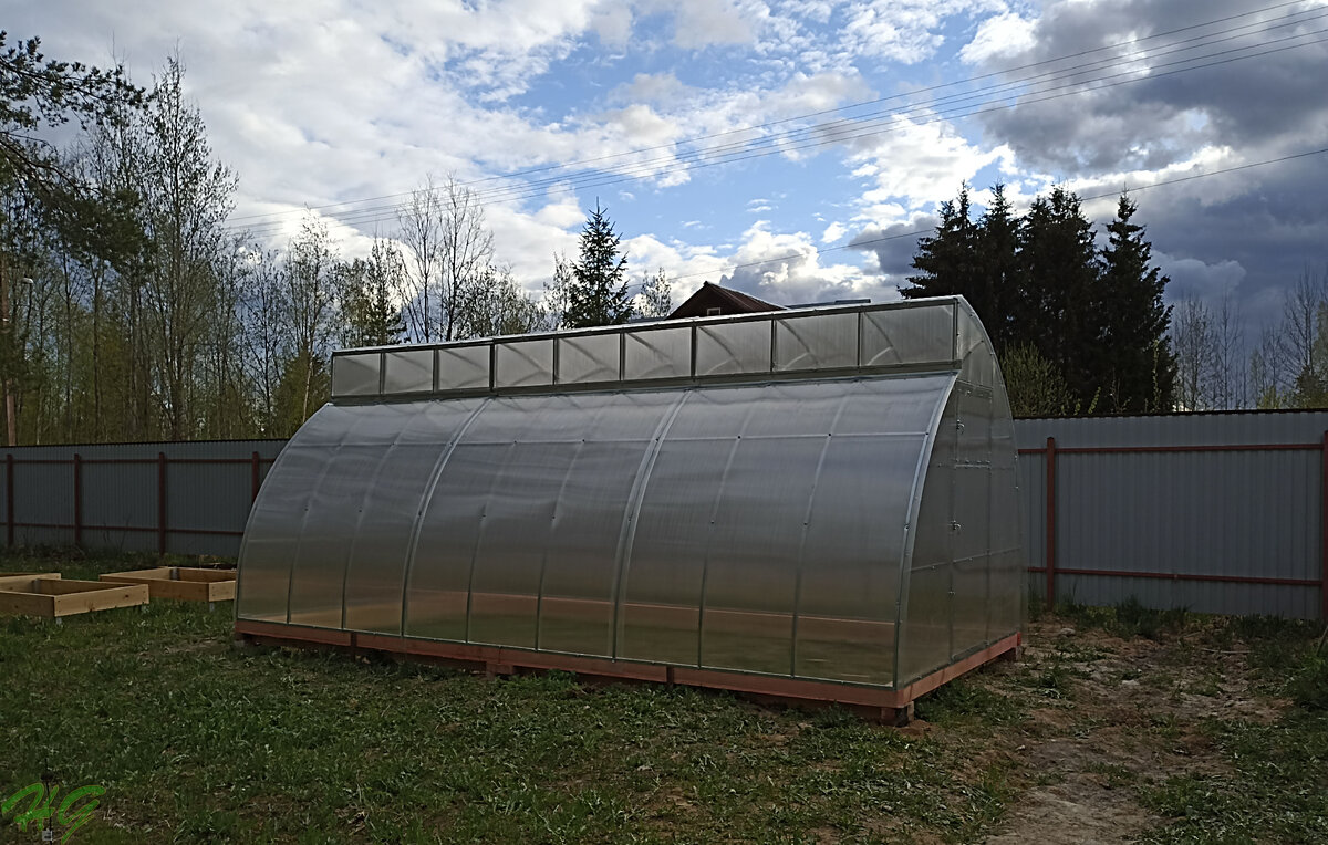 Теплица и грядки. Листайте галерею