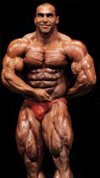 "Непробиваемый" пресс Нассера Эль Сонбати результат силового тренинга, отличной генетики и приёма препаратов. Фото взято из открытых источников.