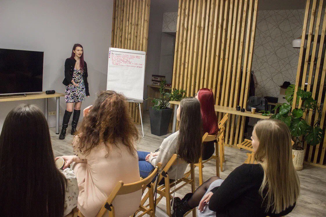 Это я - Дарья Каеетам на своем семинаре по психологии