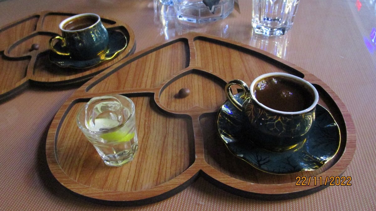 Так подают турецкий кофе в кафе в Египте, с чистой водой с ломтиком лайма.