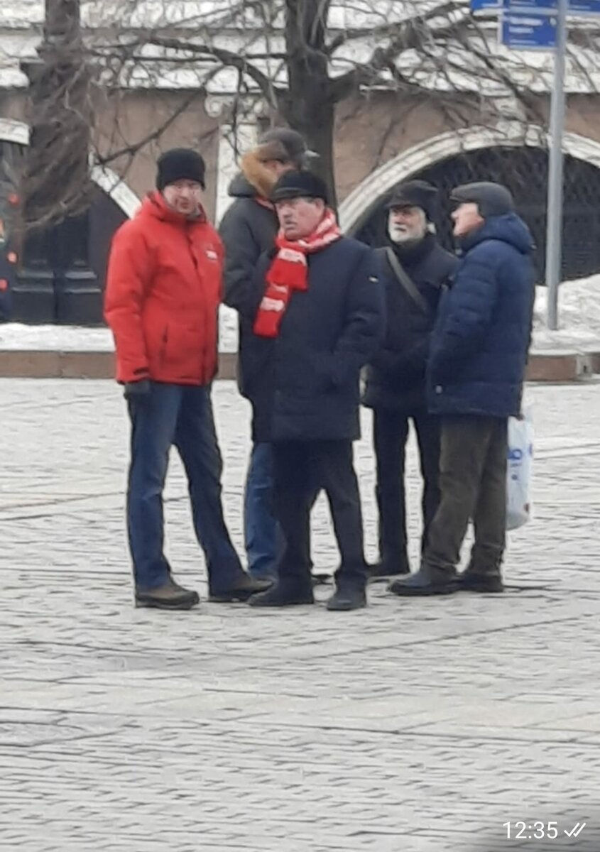 Слева направо редактор партийной газеты и депутат Госдумы Денис Парфенов, и финансовый махинатор КПРФ Мызгин. Третий соучастник репрессий и помощник депутата на ставке Владимир Обуховский в профиль.