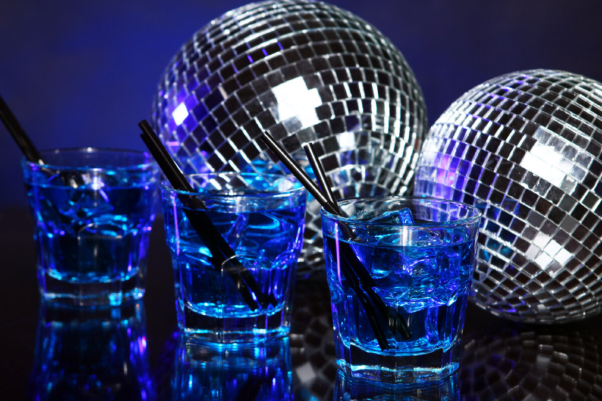 <a href="https://ru.freepik.com/free-photo/cold-blue-cocktail-with-disco-ball_7630545.htm#query=%D0%94%D0%B8%D1%81%D0%BA%D0%BE%D1%82%D0%B5%D0%BA%D0%B0&position=0&from_view=search&track=sph">Изображение от Racool_studio</a> на Freepik 