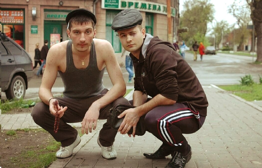 Вспоминаем стереотипные привычки четких парней, которые были грозовой всех дворов 90-х