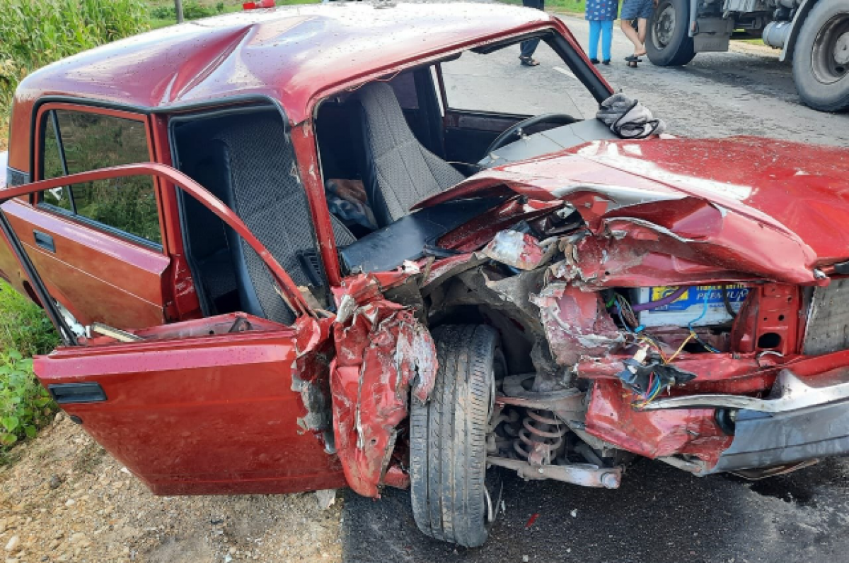    Компания молодежи на ВАЗ влетела под фуру на воронежской трассе