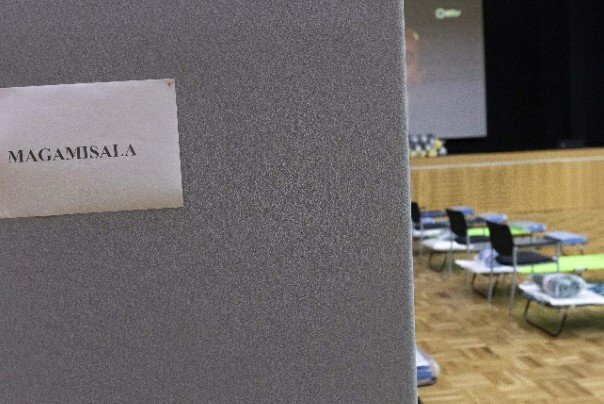 Таллинн создаст во всех районах города центры поддержки в чрезвычайных ситуациях - независимые от внешних поставщиков услуг здания, в которых люди смогут получить помощь, советы и информацию, например, в случае продолжительного сбоя в подаче электричества или воды, пожара или других крупных кризисных ситуаций. Центры поддержки в чрезвычайных ситуациях обычно располагаются в зданиях районных управ, знакомых местным жителям, но сеть таких зданий планируется расширить.<br>
