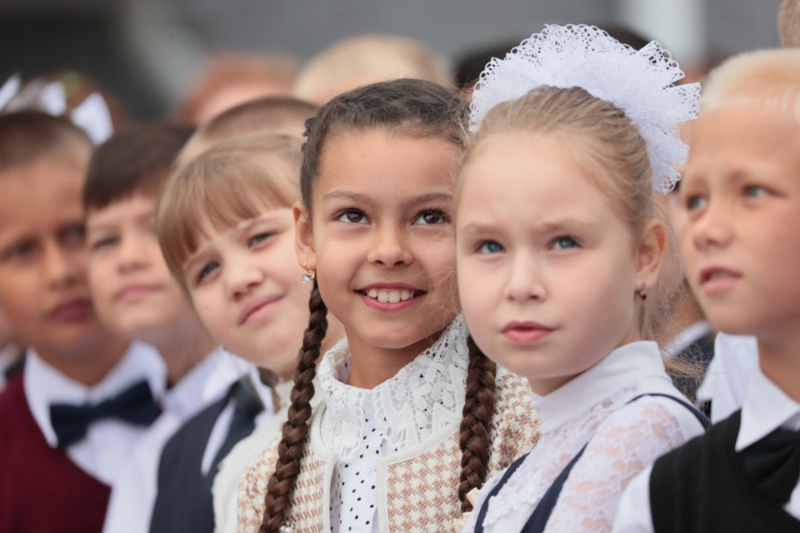 Школьная линейка первоклассников. Школьная линейка. Как получить 15 тысяч к 1 сентября. Пособие школьникам. В буинске открылся новый театр.