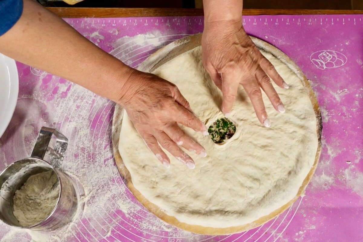 Рецепт осетинского пирога с листьями свеклы и сыром из программы «Вкусная  Россия с Сергеем Белоголовцевым» | Телеканал «Кухня» | Дзен