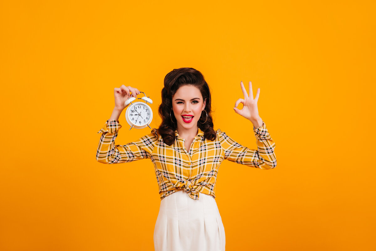 <a href="https://ru.freepik.com/free-photo/pretty-young-woman-posing-with-clock-and-okay-sign-smiling-pinup-girl-in-checkered-shirt-standing-on-yellow-background_12430610.htm#query=time%20spain&position=6&from_view=search&track=ais">Изображение от lookstudio</a> на Freepik