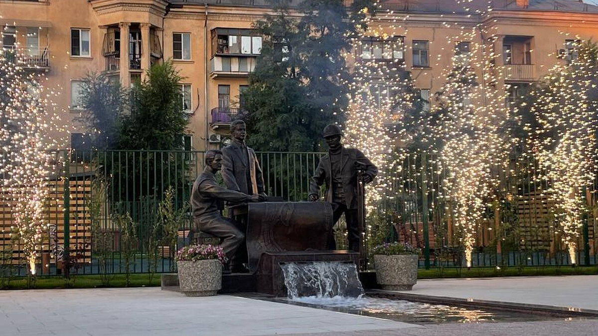     Открытие обновленного Сурского сквера, который теперь именуется сквером Строителей, состоялось в среду вечером в центре Волгограда, сообщают «НовостиВолгограда.ру».