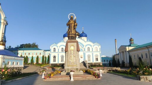 Зашли в мужской монастырь в Задонске. Кто там не бывал, тот божественной красоты и не видал