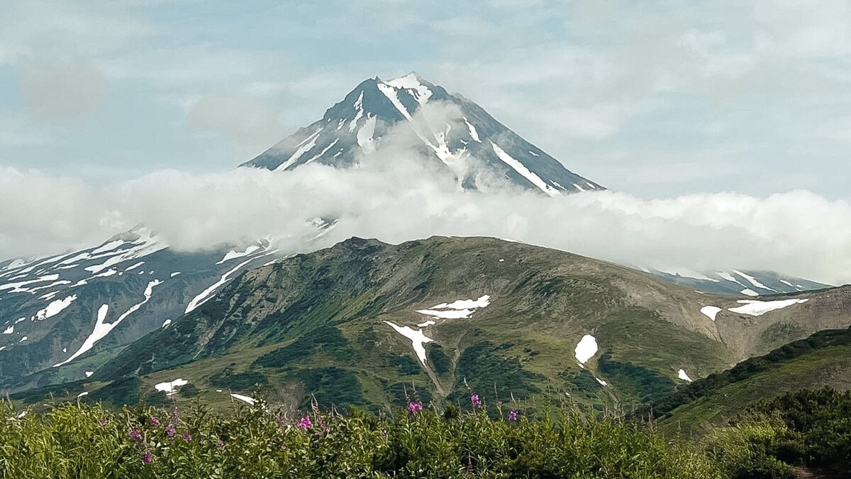     Одним из самых дорогих мест для отдыха эксперты назвали Камчатку. За спокойный отдых там на одного человека придется заплатить 100 тыс. руб., и это без учета перелета. А чтобы провести неделю на сопках спящих вулканов и покататься на вертолетах, нужно будет заплатить примерно 300 тыс.