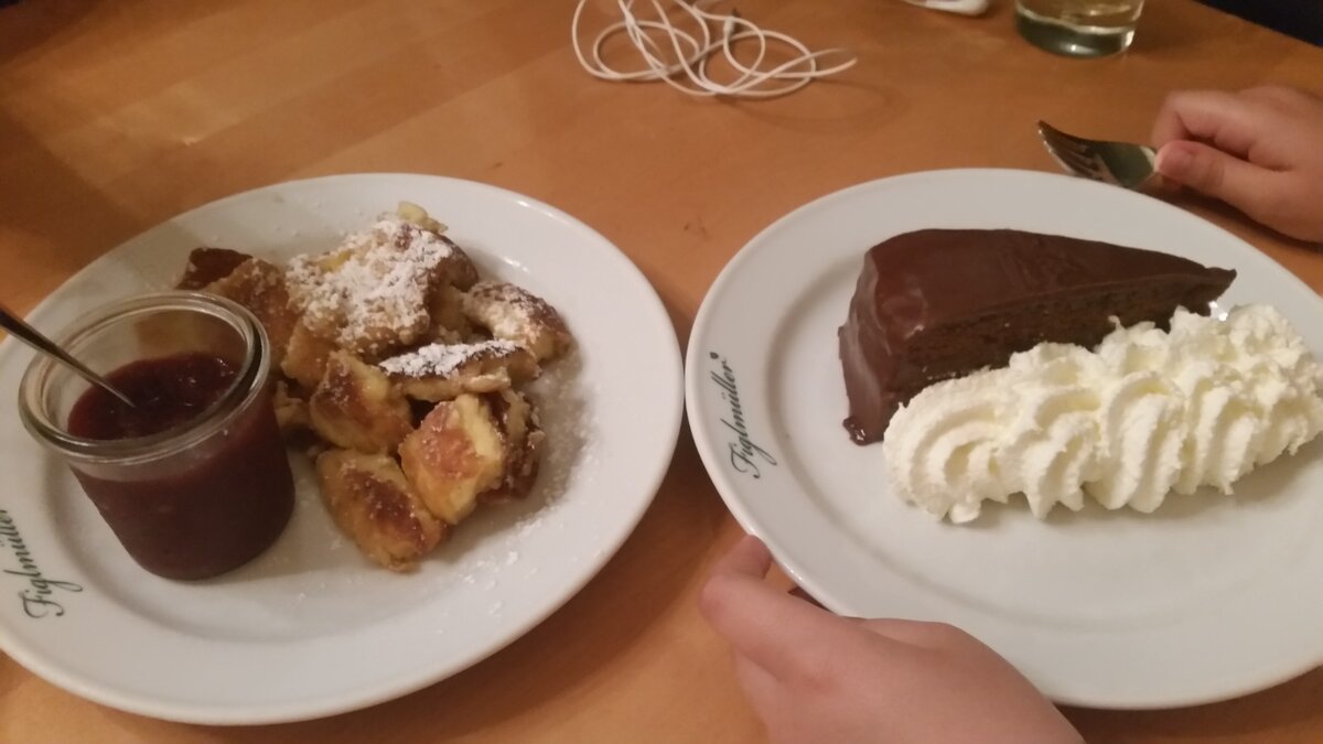 Венский завтрак: "Захер" со сливками и кайзершмаррн.