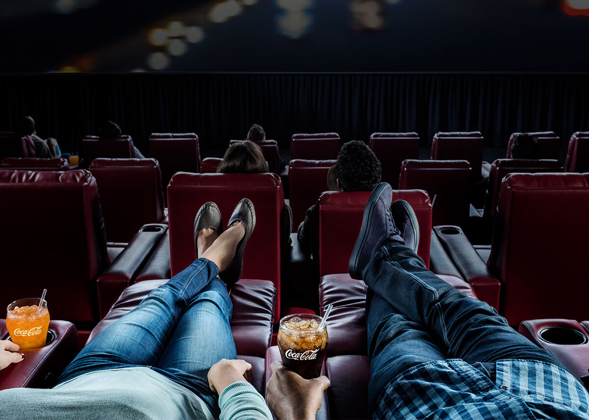 Friends cinema. Парень с девушкой в кинотеатре. Фотосессия в кинотеатре. Кино в кинотеатре. Кинозал.