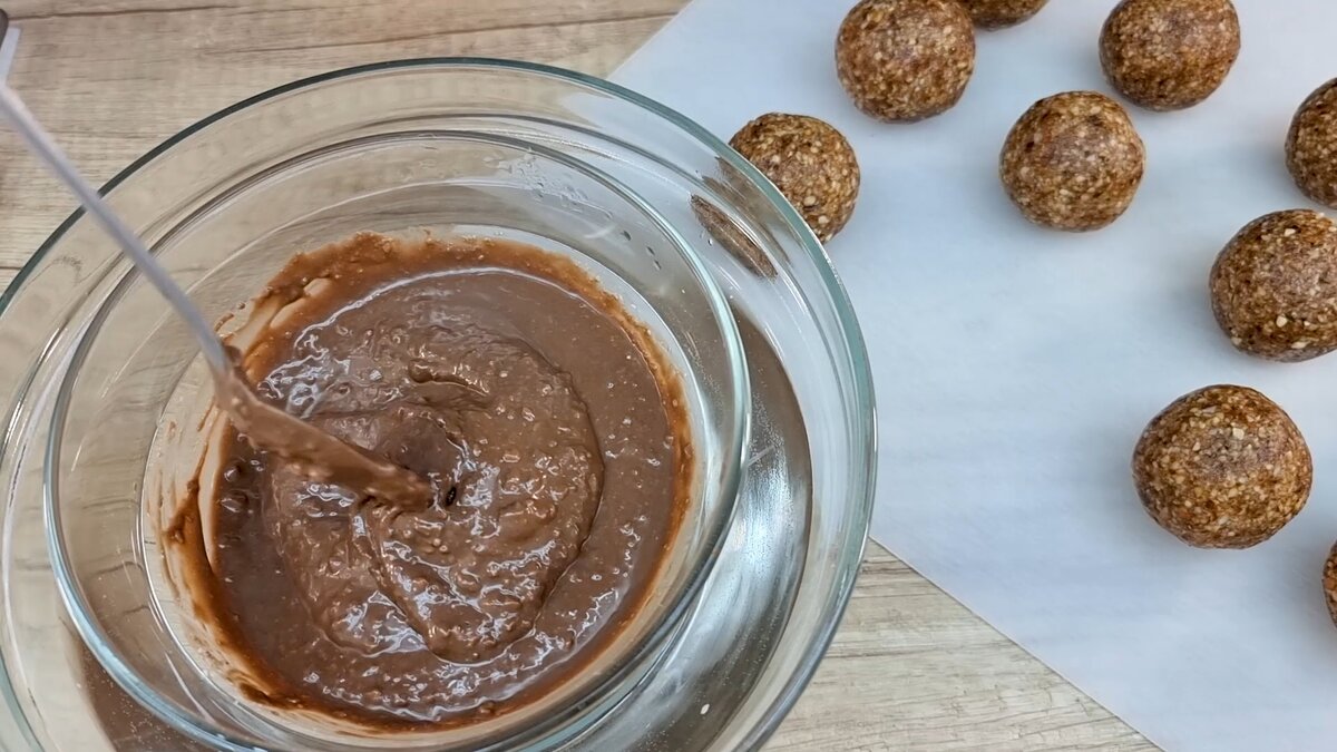 Довольно часто готовлю обалденные домашние сладости! Полезная вкуснота из сухофруктов и орехов. Хотя в них и много  калорий, но по одной, думаю, можно.-9
