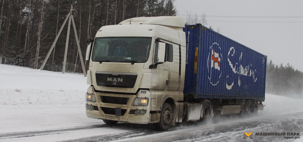 01. Таким MAN TGX у нас и известен. Там, где рейсы ощутимо дальние, его стихия. На фото — классический контейнерный "дальнобой" для России — 40 тонн полной массы автопоезда, 440 л.с. мощности.

