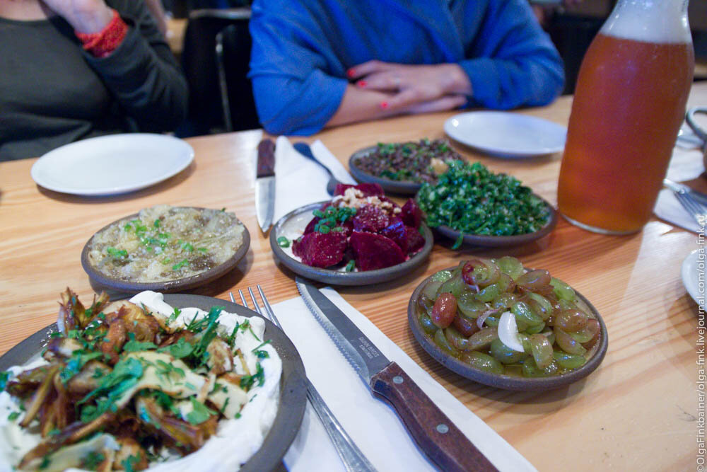 Для начала конечно же закуски. Но ими нельзя увлекаться, а то не останется места для основных блюд!
1.

2.

3.
