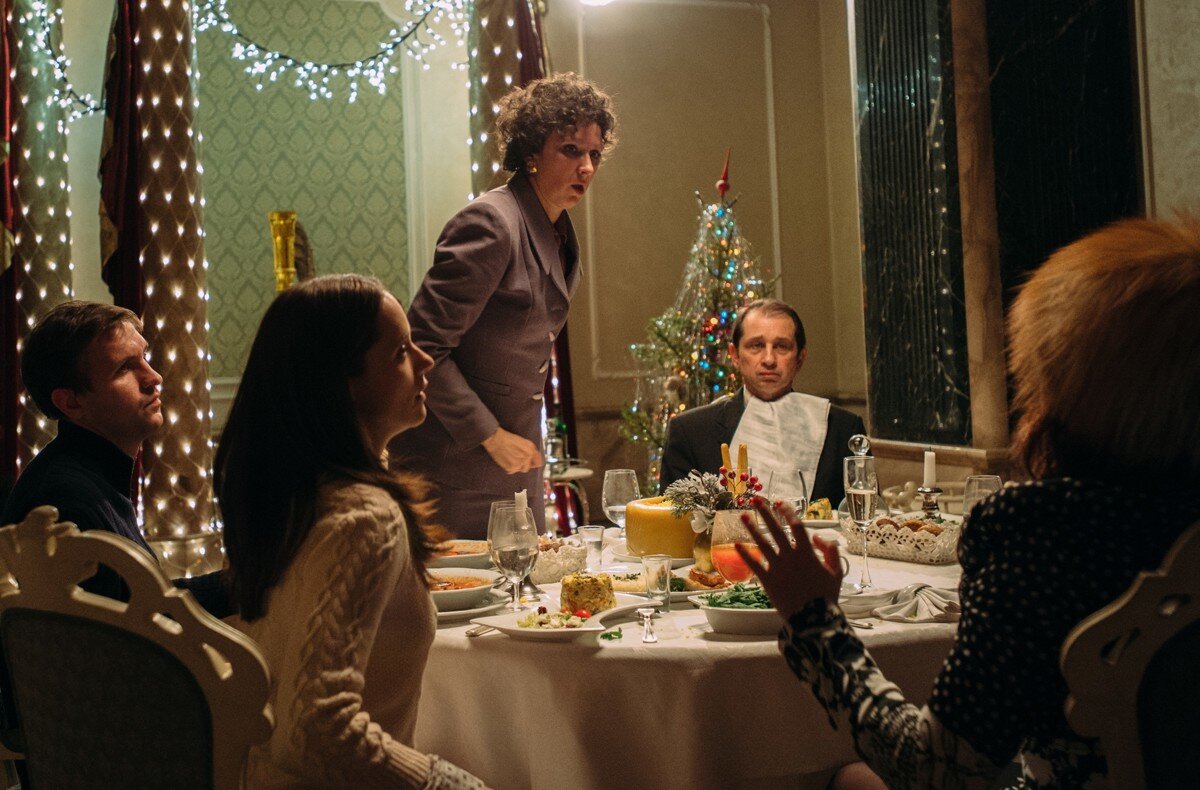 Линдси дункан хелен кингсли. Алиса бертон. Алиса кингсли в стране чудес. Хэмиш алиса в стране чудес. Алиса кингсли в зазеркалье.