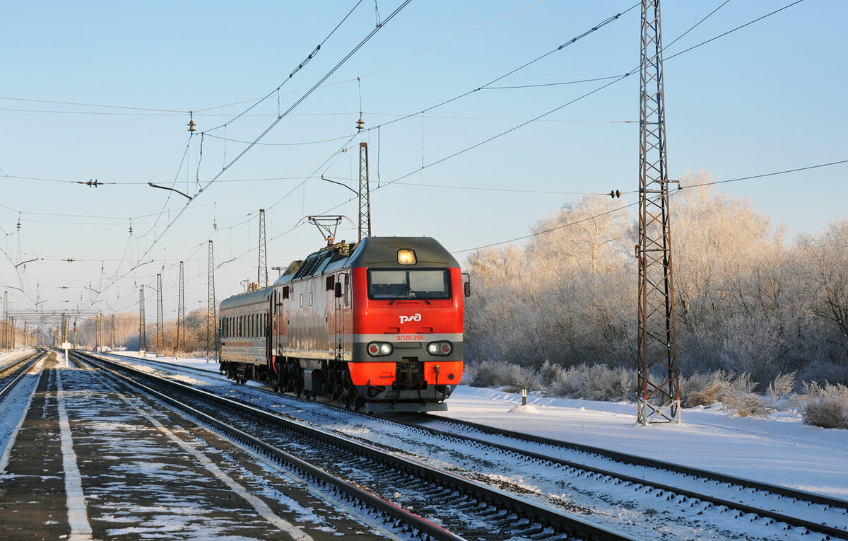 1. Сибирское морозное утро... - 23... ЭП2К-260 с дефектоскопом проходит обгонный пункт Валерино

