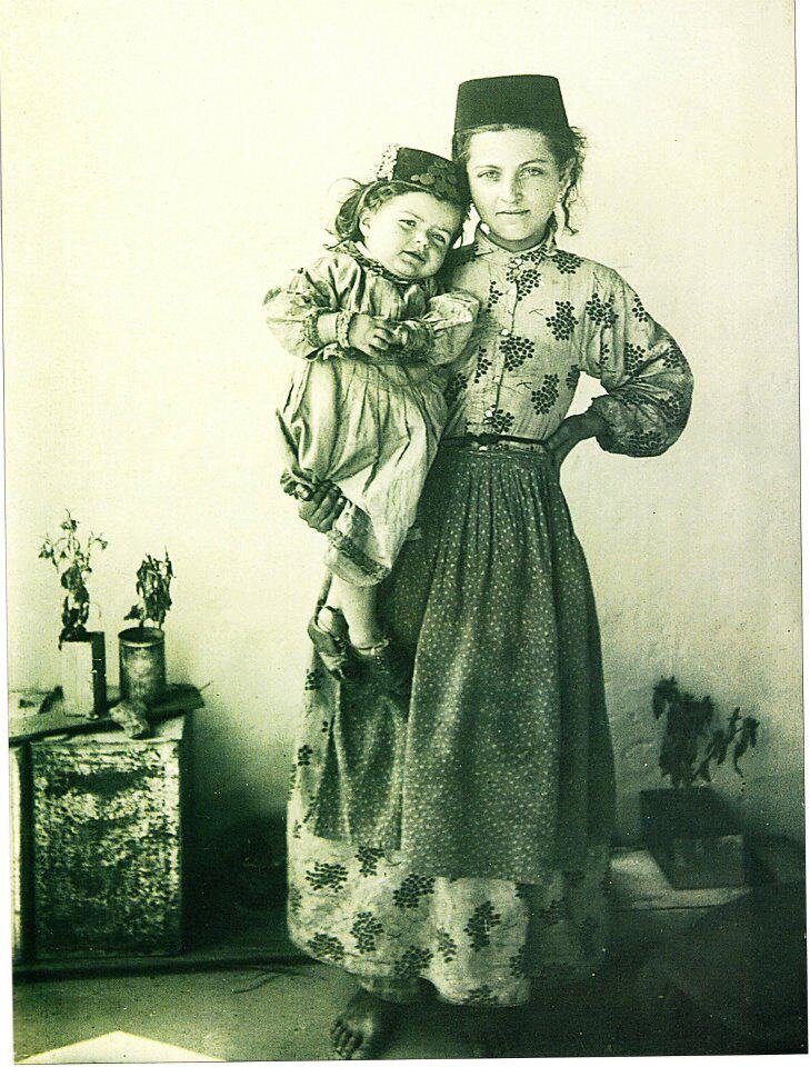 Крымскотатарская девушка с ребёнком. Фото 1900 года