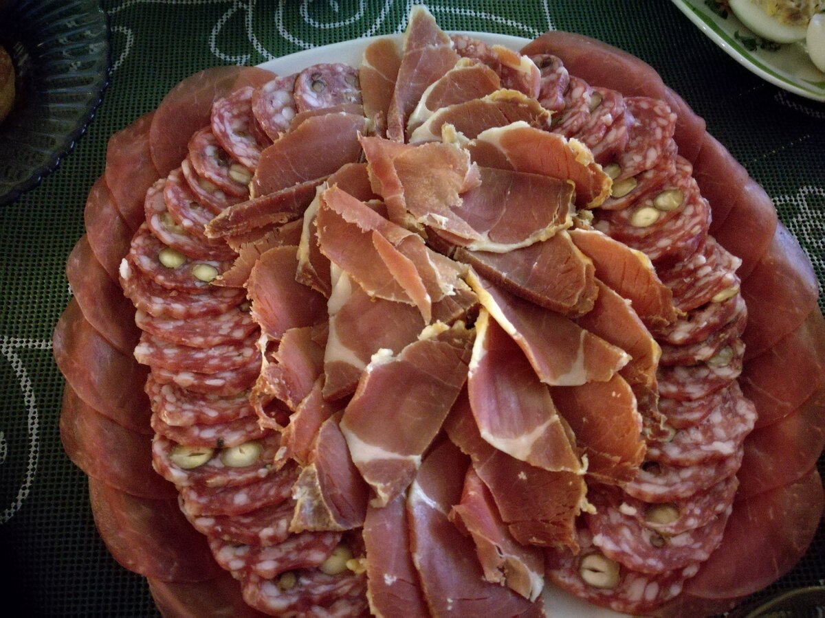 Мясная нарезка - это блюдо, которое всегда присутствует на любом праздничном столе. А чтобы оно привлекало внимание надо знать, как красиво подать мясную нарезку. 