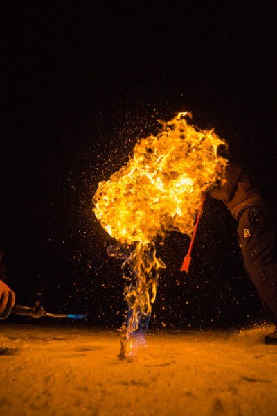 В этом изображении использовано ISO  3200, так как задумкой фотографа было заснять мелкие детали огня, что потребовало очень короткой выдержки.