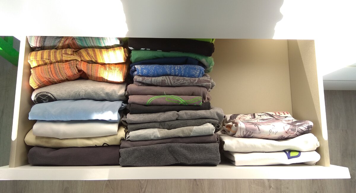 сложить фото. простые способы складывания салфеток. одежда сложенная стопкой. сложенные салфетки. сервировка салфеток бумажных.