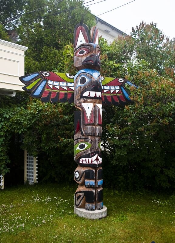 Одна из разновидностей тотема американских индейцев, верования американских индейцев, также являются шаманизмом, как и традиционные верования якутов.