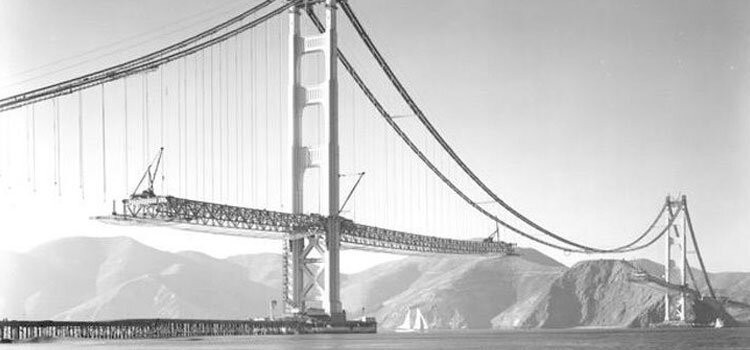 Строительство моста Золотые Ворота началось 5 января 1933 года и стоило 35 миллионов долларов по тем деньгам. Однако мост был завершен раньше планируемого срока и сэкономив 1,3 млн. долларов США. Довольно впечатляюще для такой стройки.