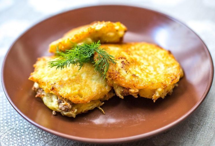 Рецепт: 900 гр. картофель, 1/2 ч.л соль, 1 ч.л лимонный сок, 1 яйцо, 350 гр. фарш свинина + мясо птицы, 1/2 лук репчаптый ( 80 гр), базилик, перец, орегано, соль, 1 зубчик чеснока, масло растительное.