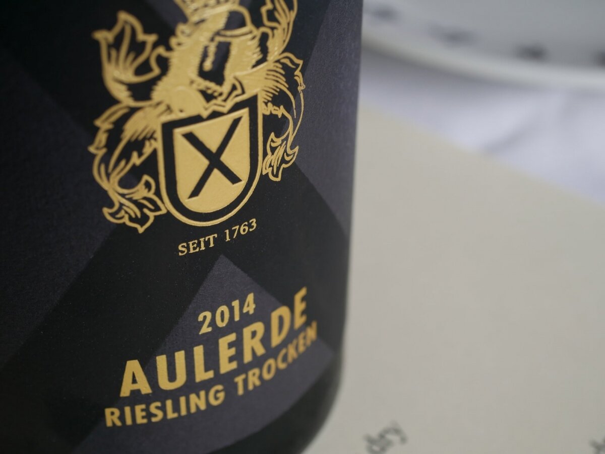 Это самое основное, что может накалякать производитель на этикетке и это значит “сухое”. Трокен. Я знаю, что ты в курсе, но повторить обязан. Вино от этого не лучше и не хуже, но суше — однозначно. Без этого слова немецкое вино в бутылке будет содержать хотя бы какое-то ощутимое количество сахара.