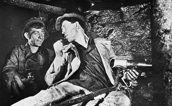 Алексей Стаханов (в центре)