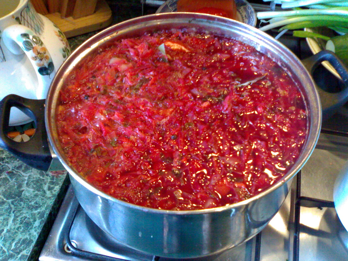 Блюда из свеклы вкусные, ароматные и яркие. А что еще нужно для зимнего сезона, когда вы хотите украсить стол сочными блюдами с запахом лета? Правильно приготовленная красная свекла на зиму для борща.