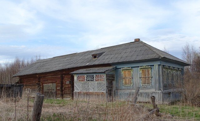 Сбежали в деревню. Люди идут по деревне. Побег в курятник дзен. Снегопад в поселке. Человек бежит по тропинке.