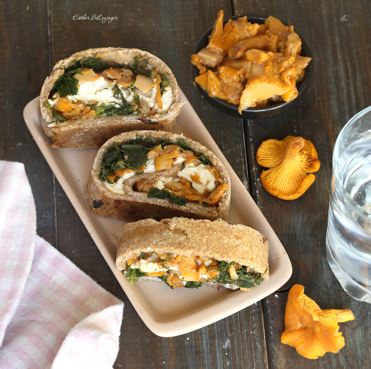 Диетический рулет с лисичками, зеленью и козим сыром - непередаваемо вкусное блюдо, которое может послужить изысканной закуской на праздничном столе или отдельным блюдом. Сочетание вкусов и ароматов просто бесподобное.  
Ингредиенты: 
Для теста: 
Мука ц/з пшеничная: 120 г. 
Яйцо: 1 шт. 
Оливковое масло: 1 ст.л. 
Соль: щепотка
Разрыхлитель: 1/2 ч.л. 
Вода: сколько уйдет 
Для начинки: 
Лисички: 200-250 г. 
Козий сыр: 90 г. 
Зелень свежая (укроп, петрушка, зеленый лук) 
Чеснок: 2-3 зубчика
Оливковое масло: 1 ч.л. 
Соль, перец: по вкусу 
Яйцо: для смазывания 

Рецепт диетического рулета с лисичками, зеленью и козим сыром: 
Готовим тесто: смешать муку, щепотку соли, разрыхлитель, добавить оливковое масло, яйцо. Затем добавить немного холодной воды и замесить довольно крутое, однородное тесто. Тесто завернуть в пищевую пленку и убрать в холодильник на 15-20 минут. 
Готовим начинку: лисички хорошо промыть, обсушить, нарезать. Обжарить грибы в 1 ч.л. оливкового масла на сильном огне. Жидкость, которая будет образовываться в процессе жарки, вычерпать ложкой в мисочку. Не забудьте немного посолить грибы. Затем грибы переложить на тарелку, остудить. 
Зелень порезать, чеснок измельчить. Обжарить чеснок с зеленью на сковороде, добавить несколько столовых ложек грибного сока и тушить на среднем огне, чтобы жидкость выпарилась. В конце посолить и поперчить по вкусу. 
Сыр натереть на крупной терке. 
Тесто достать из холодильника, раскатать в прямоугольный пласт. Выложить на тесто припущенную зелень - дальний от вас край теста оставьте свободным примерно на 1 см. На зелень равномерно выложите лисички, а сверху посыпьте козим сыром. 
Осторожно сверните рулет, проколите его вилкой в нескольких местах, смажьте яйцом и выпекайте в разогретой до 180 градусов духовке в течение 30-40 минут. 

Приятного аппетита! 
Калорийность и БЖУ блюда на 100 г.
Расчёт КБЖУ в 100 г.
Вес	Калорийность	Белки	Жиры	Углеводы
100 г. 	160 ккал. 	7 г. 	7 г. 	17 г.