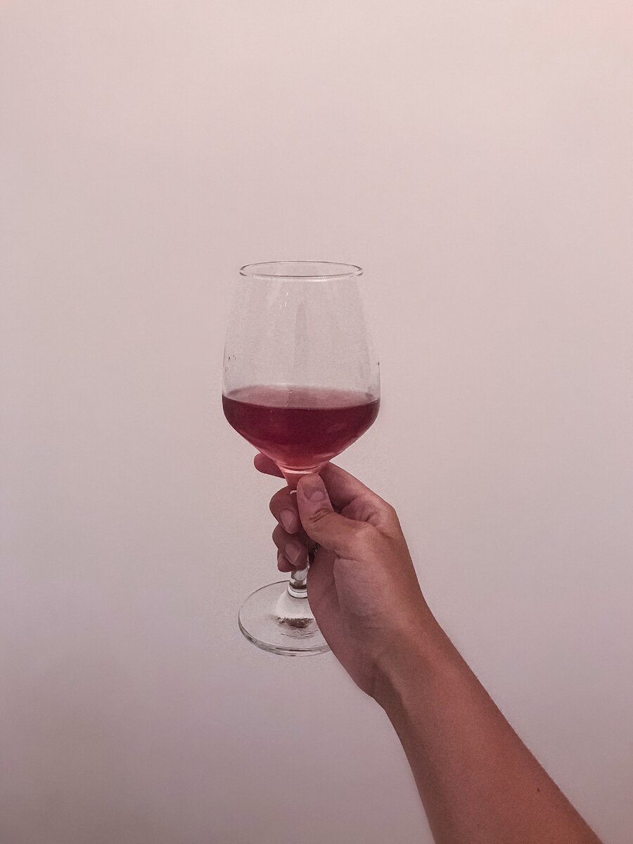 Кто не слышал про про Ремарка?
Нет таких людей.

Цитаты из его книг используют повсюду, а истории ещё долгое время будут переходить от одних людей к другим.

О чём пишет автор? Сейчас выведу простую формулу:
Возьмём любое произведение Ремарка, добавим много глубоких мыслей и аналогий, немного туберкулёза для трагичности, русских, историю любви (но не всегда),потому что куда же без этого + потерянное поколение, как основное направление. Что же получаем в итоге: произведения, которые заставляются переосмыслить многие вещи (общество, взаимоотношения и многое другое).

Что почитать:
Оставлю свой Топ-3 произведений.
🔸Черный обелиск - узнаешь про самообман, отношение к религии и сложную жизнь.
🔸Жизнь взаймы - узнаешь о том, как люди растрачивают своё время и  не ценят то, что у них есть + как дополнение, любовная линия.
🔸Три товарища - классика, в самом обычном её понимании. Прочувствуешь потерянное поколение на себе, поразмыслишь над взаимоотношениями.
