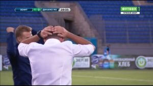 А потом произошёл эпизод, который едва не поменял дело в корне. Хващинский отобрал мяч у кого-то из хозяев поля, прошёл по флангу и точно пробил по воротам. И тут же камера выхватила спину Сергея Гуренко, который, радуясь голу своей команды, схватился за голову. Увы и ах, но в этот вечер удача Хващинского обошла стороной — в момент удара Владимира в офсайд зачем-то залез Филипп Иванов.