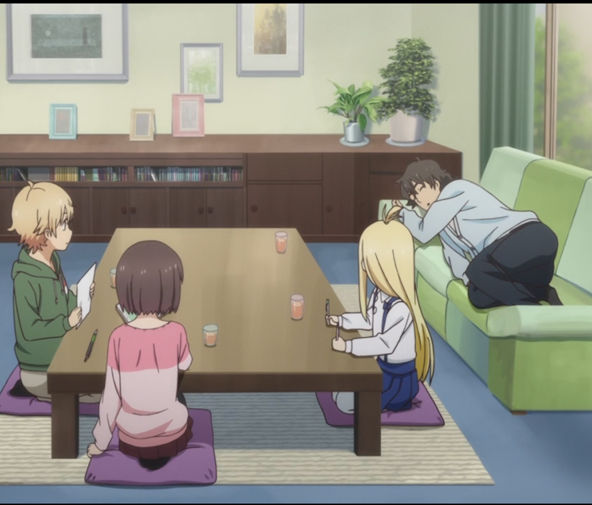 Вот он спящий, когда должен помогать учиться, двум завалившим экзамены одноклубникам. 