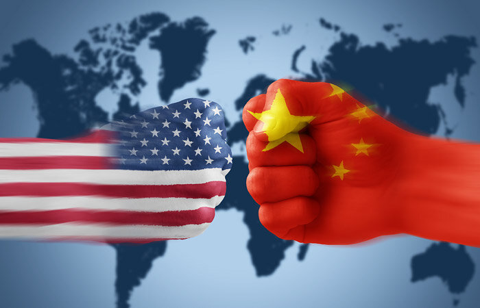 В апреле этого года властями США было объявлено о намерении ввести ряд налоговых пошлин на  китайские медикаменты, спутники, авиационные детали и электронику. В перечне оказалось более 1300 позиций, объем импорта которых составляет 50 млрд долларов в год. В свою очередь, Пекин ввел 25 % налог на импорт отдельных товаров, годовой объем которых составляет примерно такую же сумму.