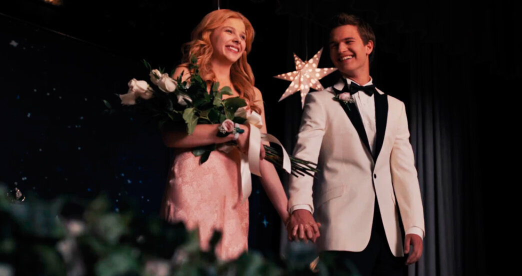 актеры Хлоя Грейс Морец (Кэрри Уайт) и Энсел Эльгорт (Томми Росс) - кадр из фильма "Телекинез"