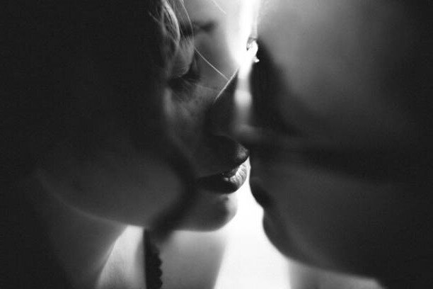 Нежный поцелуй в постели с любимой (75 фото)