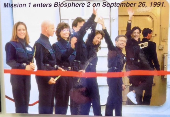 26 сентября 1991 г. Восемь добровольцев приступают к началу эксперимента "Биосфера-2". Источник изображения: hybridtechcar.com