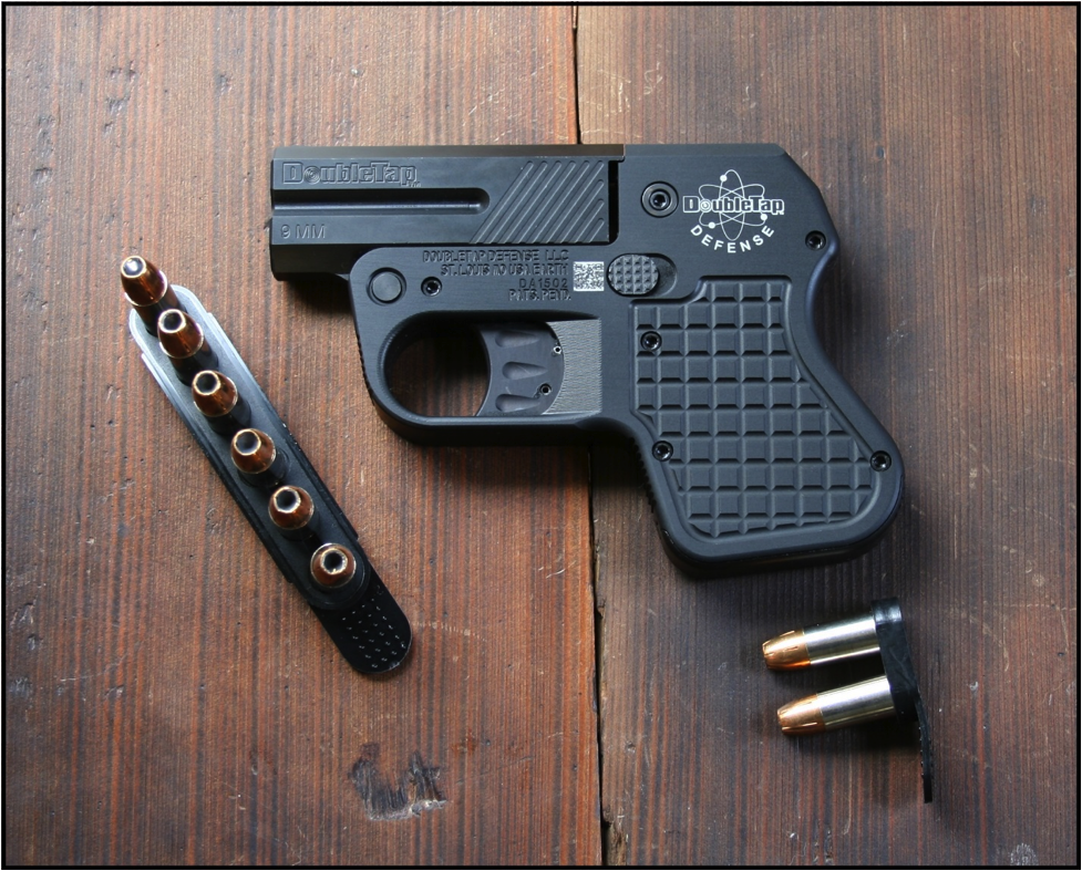 Важным плюсом этого оружия является наличие двух патронов, которые хранятся в рукоятке пистолета.  