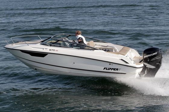 Норвежский дизайнер Эспен Туруп проектировал Flipper 670 DC исходя из иных принципов, и в результате получился стремительный, агрессивный катер с эффектными черными окнами в бортах и пониженным, в угоду стилю, ветровым стеклом. Лодки настолько разные, что сравнивать внешность некорректно – выбор зависит от вкусов и предпочтений покупателя. Можно лишь весьма условно сказать, что первая для людей, предпочитающих истинные ценности, а вторая ориентирована на активную, спортивную молодежь.
