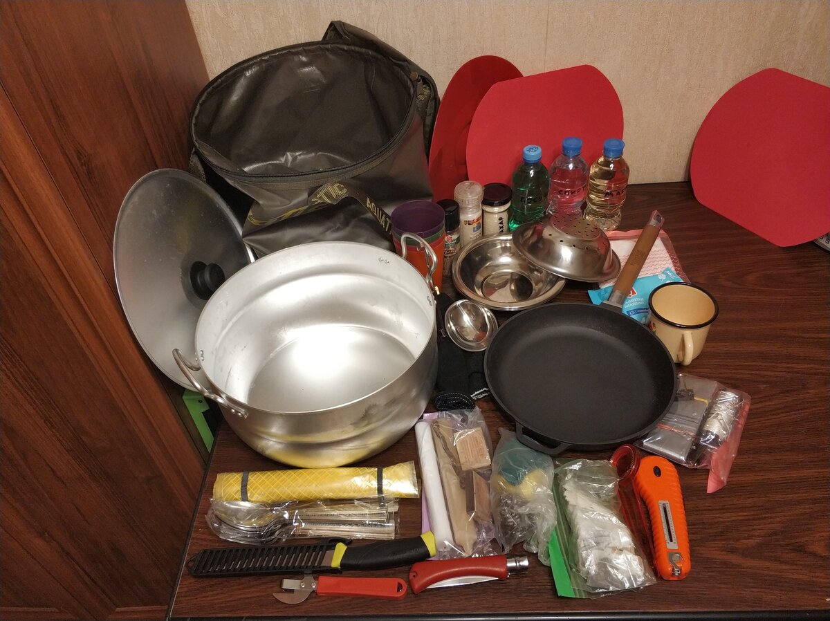 В поездках, по месту проживания, часто бывают проблемы с посудой. Сковорода кривая - все пригорает, нет дуршлага - вермишель не процедишь.