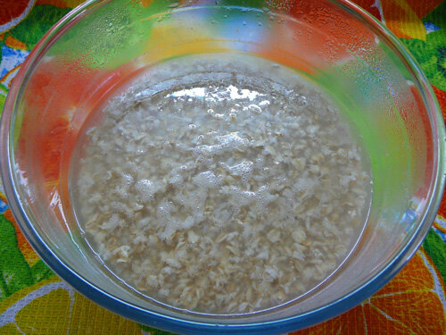 Берем миску, кладем туда овсянку, заливаем водой и убираем в холодильник примерно на 6-10 часов (я убираю на ночь).
